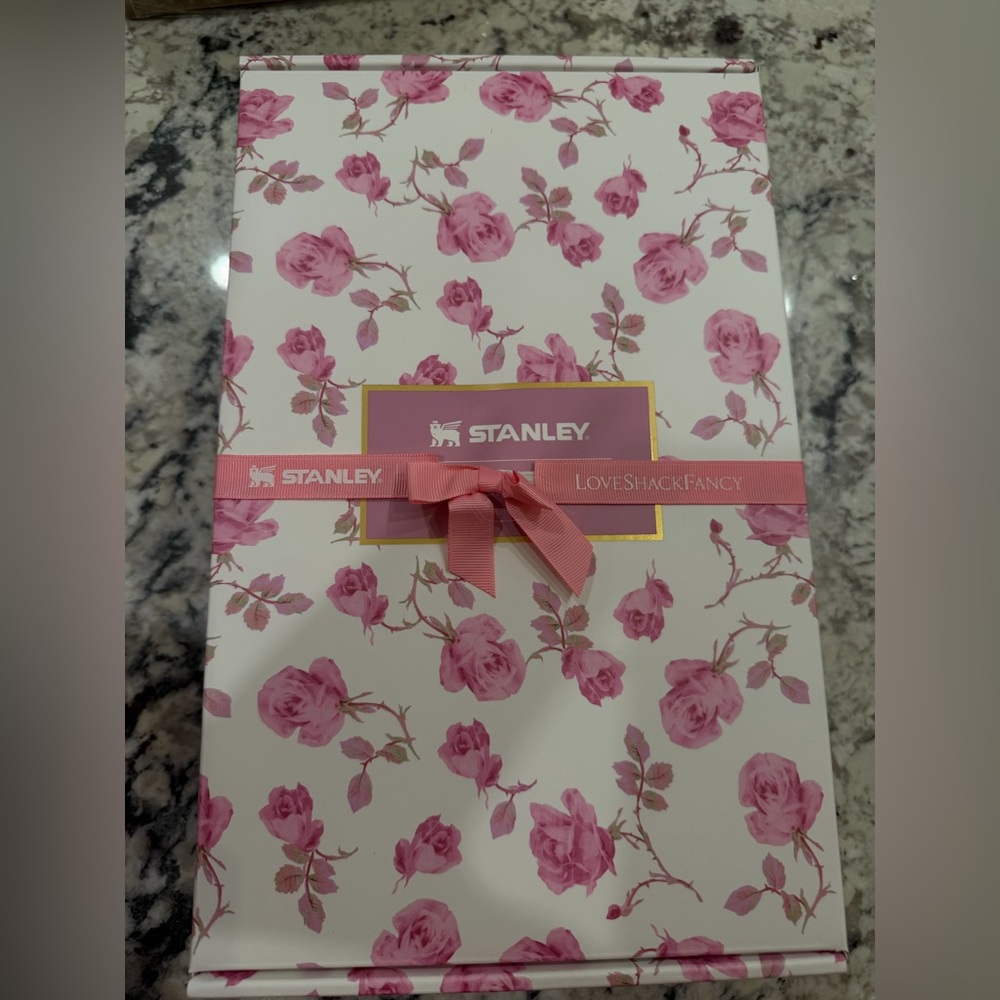 Authentic Stanley x LoveShackFancy 40 ounce quencher Tumblr in ribbon Rosa